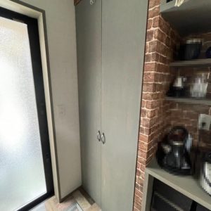 キッチン背面 扉付き収納棚と造作カップボード
